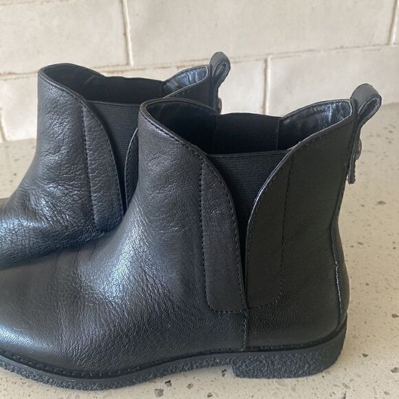 BCBGeneration Yuri Women’s Black Leather Ankle Chelsea Pull On Boots Size 5.5M - Picture 12 of 14